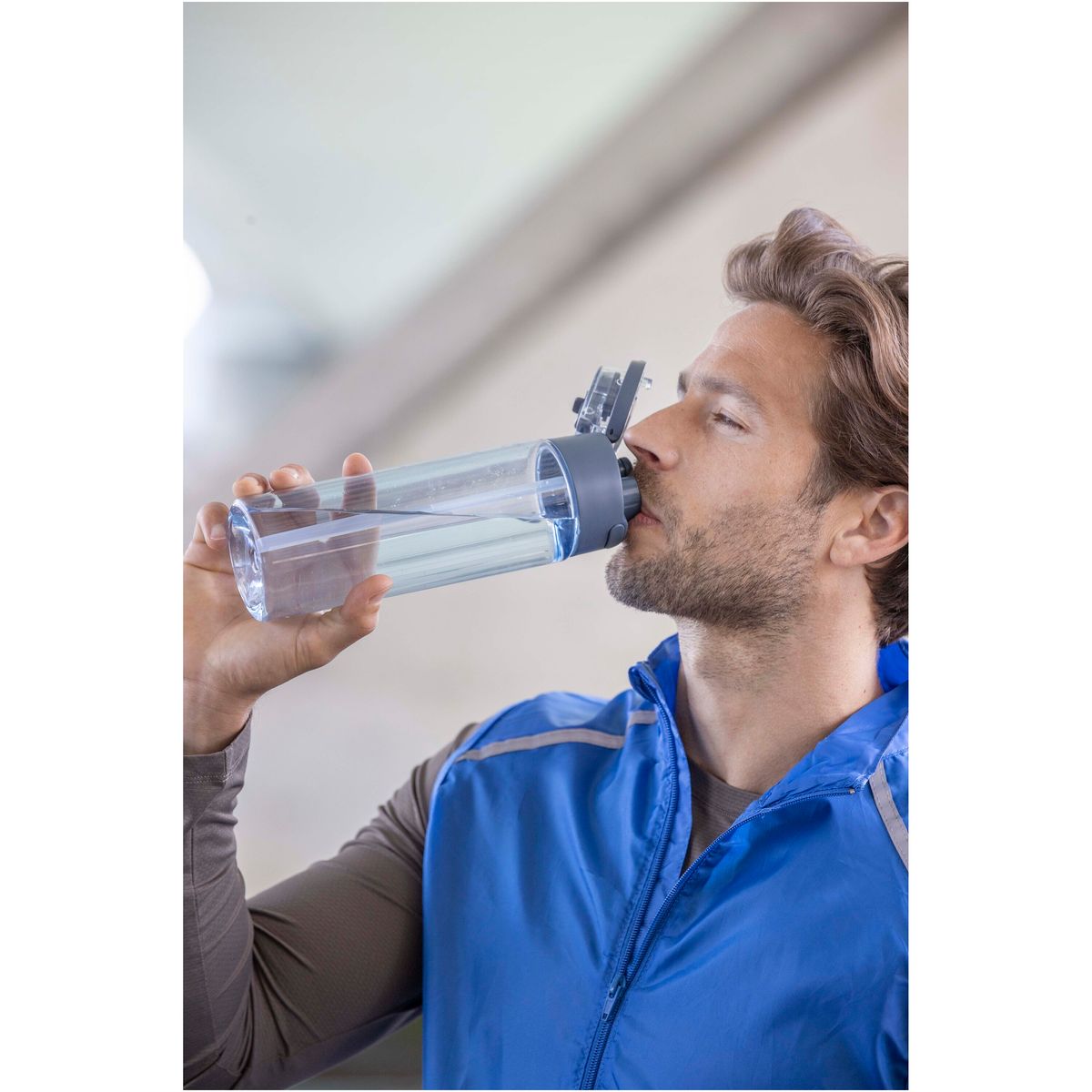 Borracce in PET riciclato da 700 ml con cannuccia ribaltabile